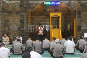 KH. Asrul Lasapa Ajak Personel Polda Gorontalo Jaga Amanah Lewat Binrohtal