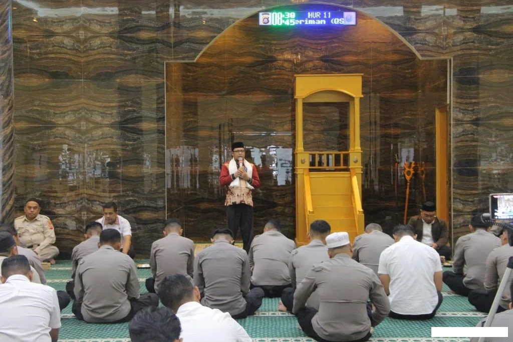 KH. Asrul Lasapa Ajak Personel Polda Gorontalo Jaga Amanah Lewat Binrohtal