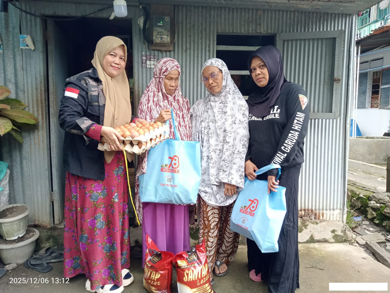 Kolaborasi Kemanusiaan: HUT ke-78 Reskrim Polres Maros Dimeriahkan Bakti Sosial bersama PAC Maros Baru   