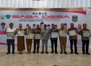 Kunjungan ke Maros, Mendes PDTT Serahkan Penghargaan Tokoh Peduli Desa kepada 8 Bupati