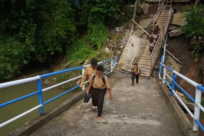 Pemkab Maros Mulai Bersihkan Material Jembatan Haji Bohari 2 Desember