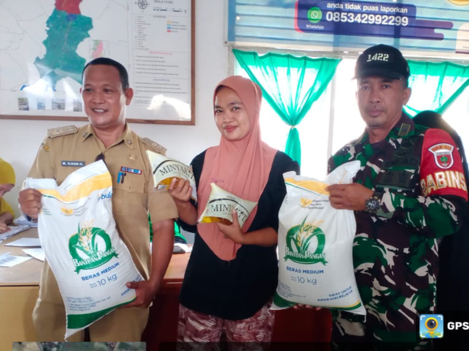 Komitmen Melayani: Kelurahan Baji Pamai Bagikan Beras dan Minyak Goreng kepada Warga