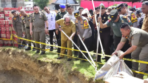 Pemkot Gorontalo Musnahkan 19.754 Miras di Lapangan Padebuolo