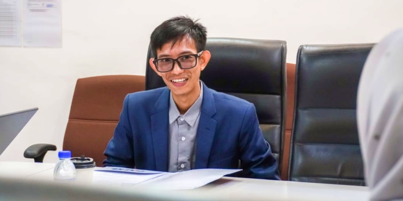 Menertawakan Kekuasaan