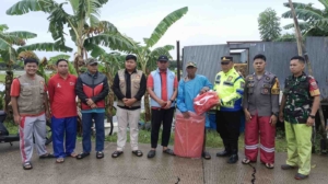 Bantuan Kemensos Tiba di Maros Baru, Camat A. Rudi Pimpin Langsung Penyaluran untuk Korban Puting Beliung