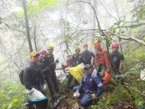 Medan Ekstrem dan Kabut Tebal, Tim SAR Amankan Jenazah Korban Kedua ATR 42-500