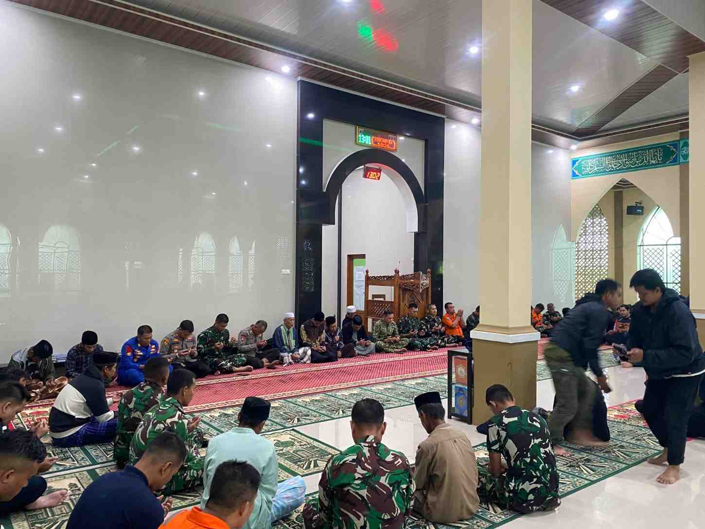 Dari Masjid ke Lereng Bulusaraung: Doa Mengiringi Perjuangan Tim SAR Cari Korban ATR 42-500