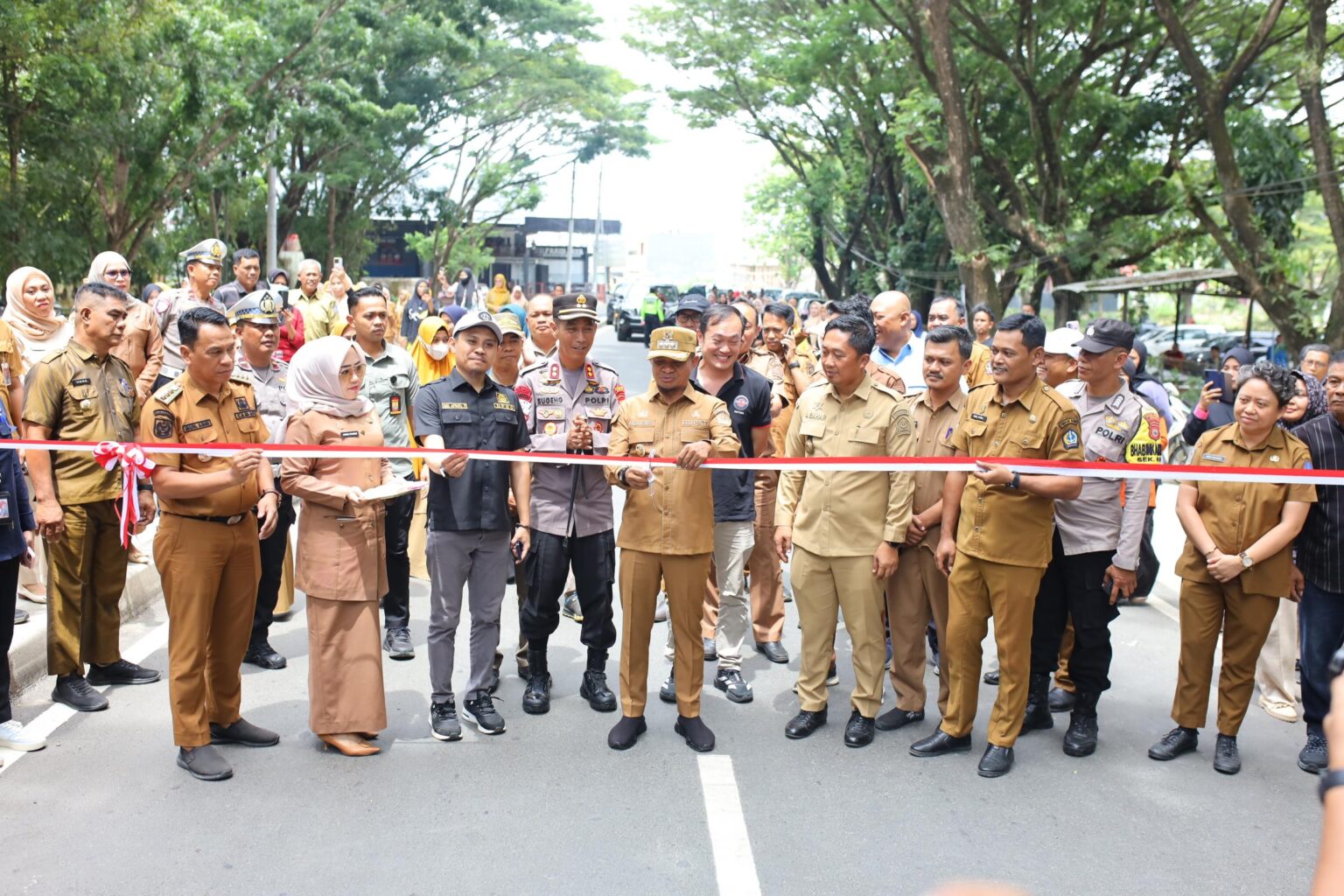 Bupati Bone Resmikan Jalan Beton Akses Bandara Arung Palakka