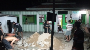 Jelang Ramadan, Pemuda Desa Buti Gotong Royong Bangun Pagar Masjid Al-Ikhlas Secara Swadaya