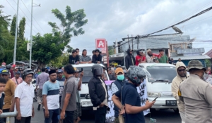 Warga Dufa-Dufa Boikot Jalan, Desak KM Queen Mary Kembali Berlabuh di Pelabuhan Sultan Mudjafar Syah II