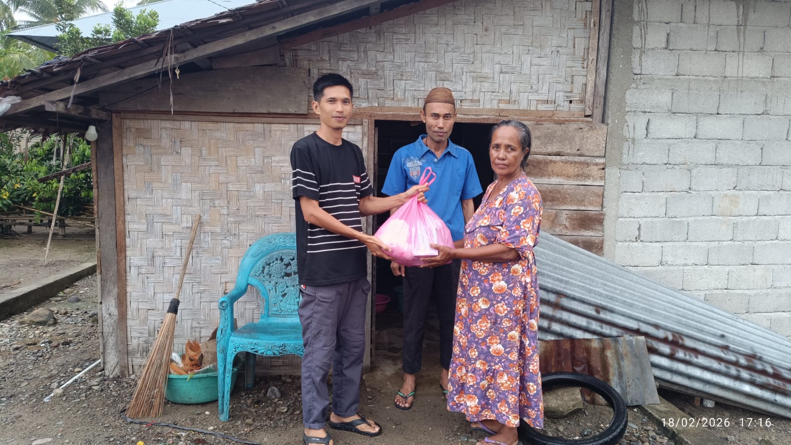 Ringankan Beban Lansia, BUMDes Dulohupa Berbagi di Bulan Puasa