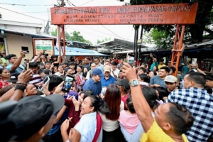 Kunjungan Mendadak Prabowo Subianto di Senen, Tangis Haru Warga Pecah di Bantaran Rel