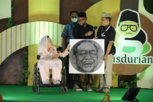 Karya “Benang Pluralisme” Perupa Gorontalo Bikin Sinta Nuriyah Terpukau di Temu Nasional GUSDURian