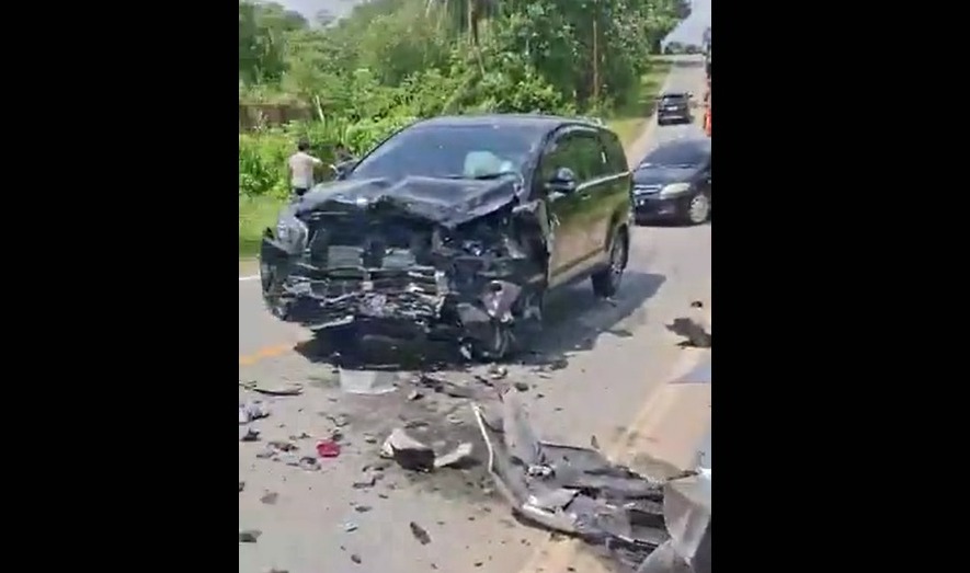 Kecelakaan Adu Banteng di KM 58 Samarinda–Bontang, Korban Sempat Terjebak di Dalam Mobil