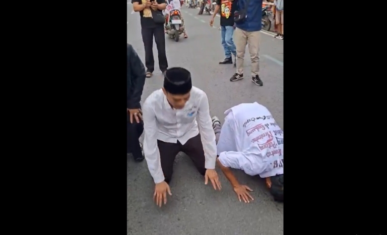 Aktivis AMPB Sujud Syukur Usai Divonis Bebas oleh PN Pati