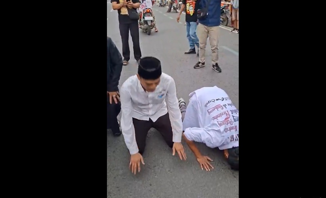 Aktivis AMPB Sujud Syukur Usai Divonis Bebas oleh PN Pati