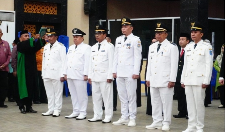 Wali Kota Gorontalo Lantik 15 Pejabat Eselon III, Enam Camat Baru Resmi Bertugas