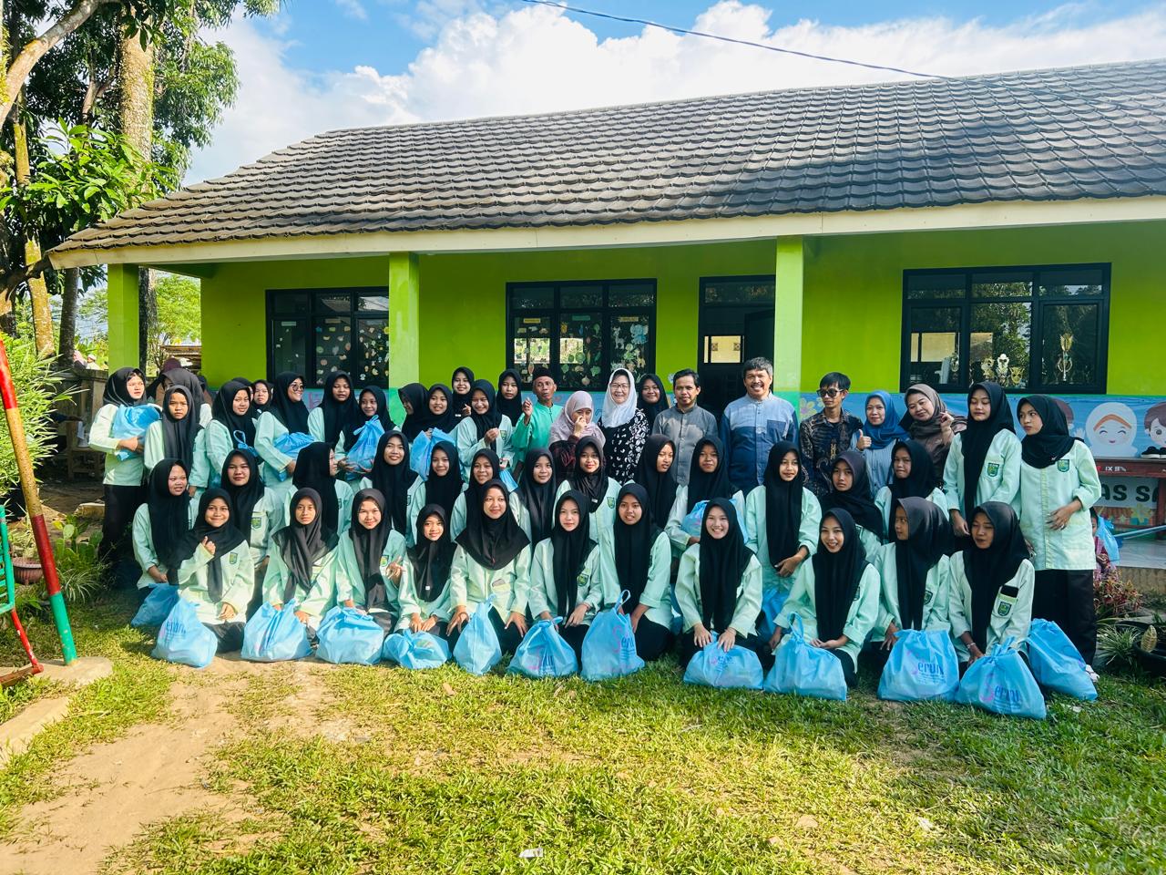 As-Salam Tenjo Berbagi Tali Sayang 500 Paket ke Guru dan Murid