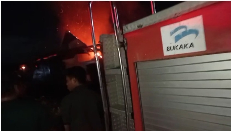 Mobil Damkar Sempat Terhambat Parkiran Motor Warga Saat Kebakaran di Kompleks Asrama Haji