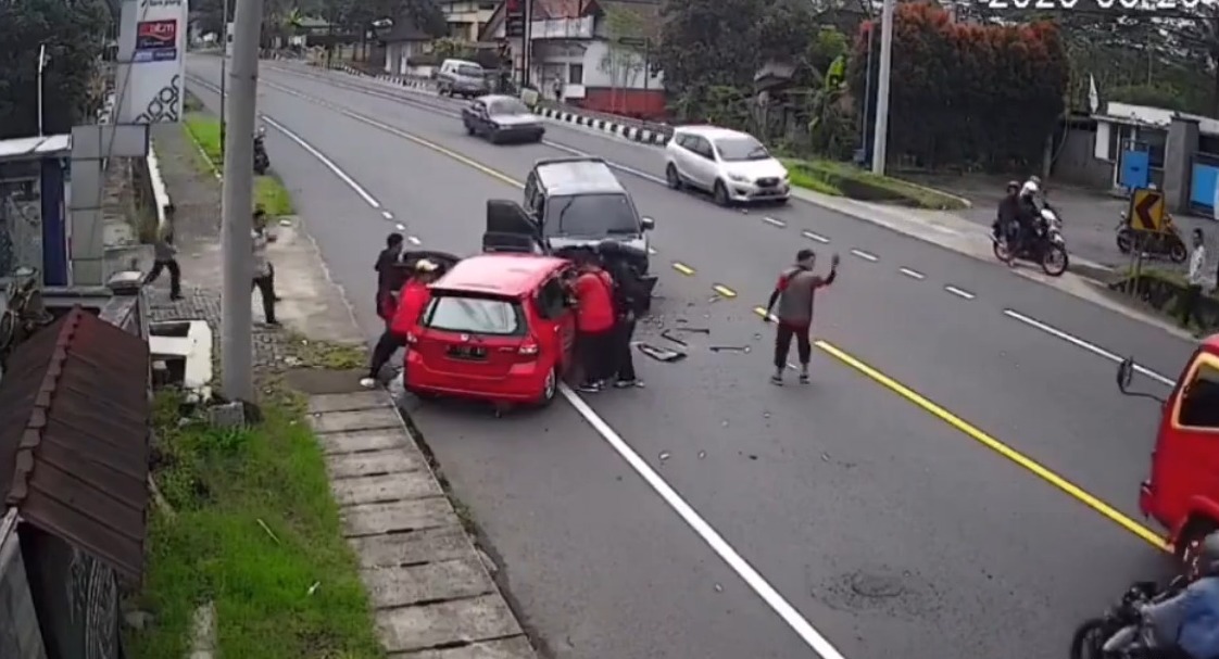 Tabrakan Maut di Pringsurat Temanggung, Diduga Sopir Mengantuk, 1 Tewas dan 4 Luka