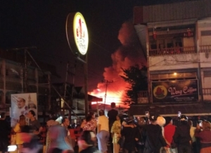 Kebakaran Hebat di Jalan Parwasal, Siantan Utara, Pontianak: Beberapa Rumah Terbakar, Pemadam Dikerahkan