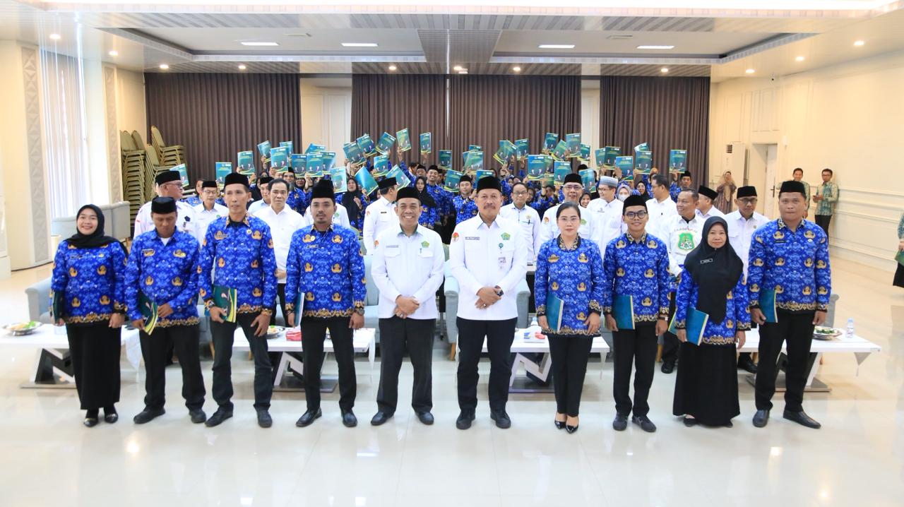 Kemenag Sulsel Serahkan SK Redistribusi PPPK, 66 Pegawai Kembali Bertugas di Daerah Asal