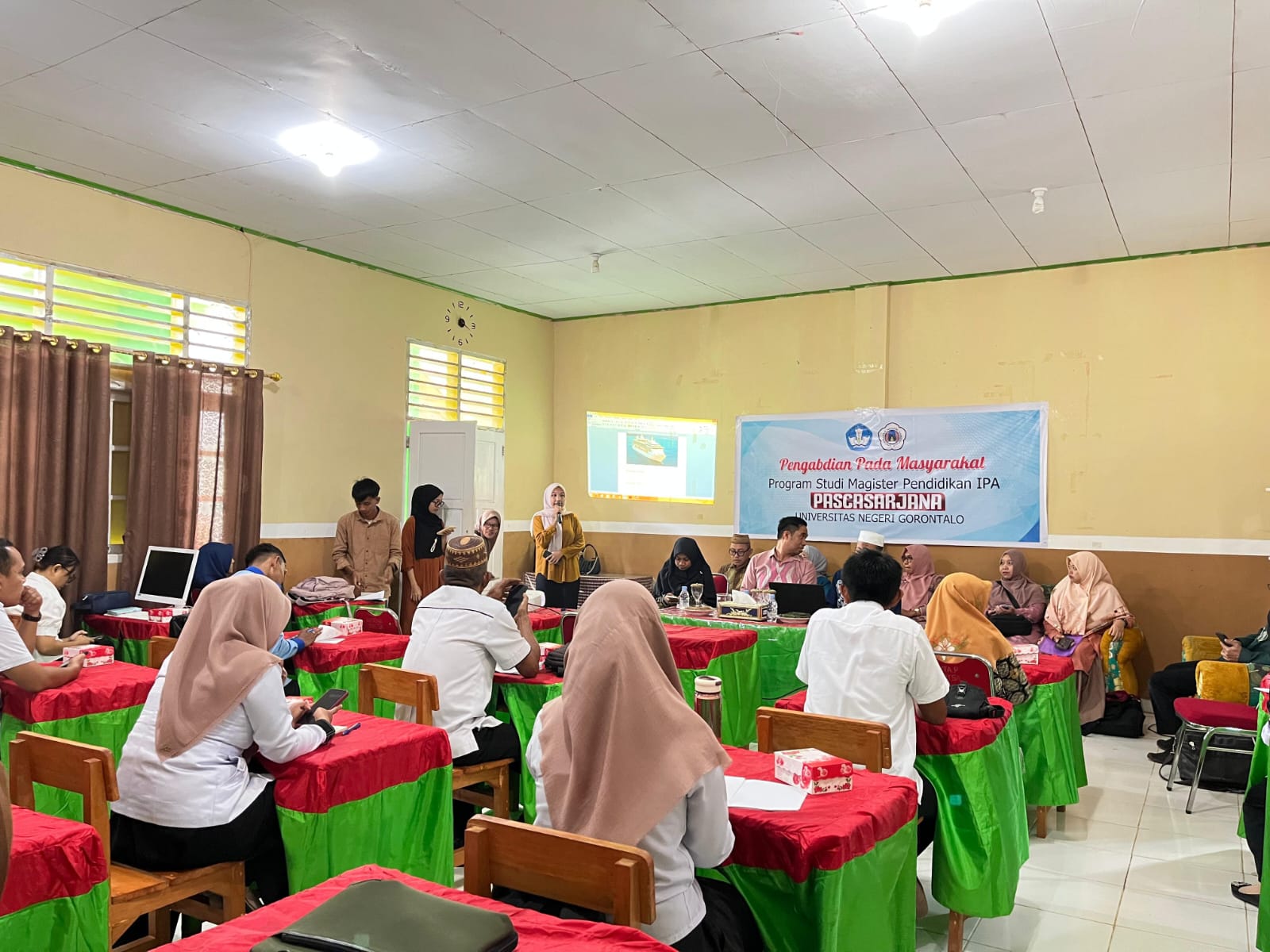 Dosen S2 Pendidikan IPA Gelar Sosialisasi Penggunaan Media Pembelajaran bagi Guru IPA SMP se-Bone Bolango