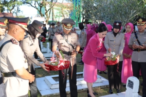 Menjelang HUT Bhayangkara ke-80, Polres Maros Ziarah dan Tabur Bunga di Taman Makam Pahlawan Maccopa Kab Maros