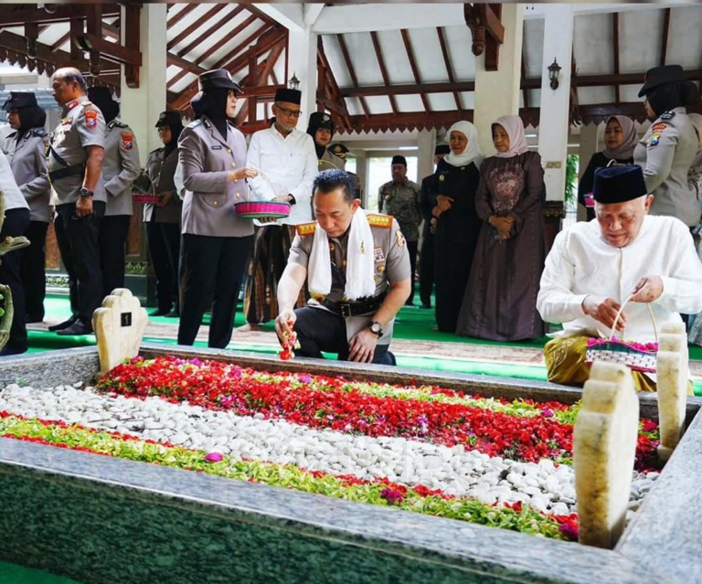 Kapolri Ziarah ke Makam Gus Dur di Jombang, Kenang Peran dalam Reformasi dan Pemisahan TNI-Polri
