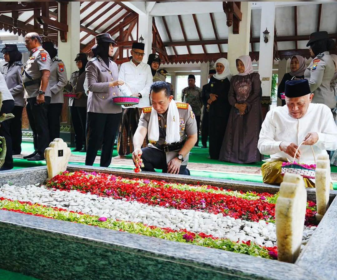 Kapolri Ziarah ke Makam Gus Dur di Jombang, Kenang Peran dalam Reformasi dan Pemisahan TNI-Polri