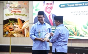 IAIN Gorontalo Serahkan Buku “Sepiring Cerita Bersama Jagung–Binthe Molamahu” ke Menteri Pertanian