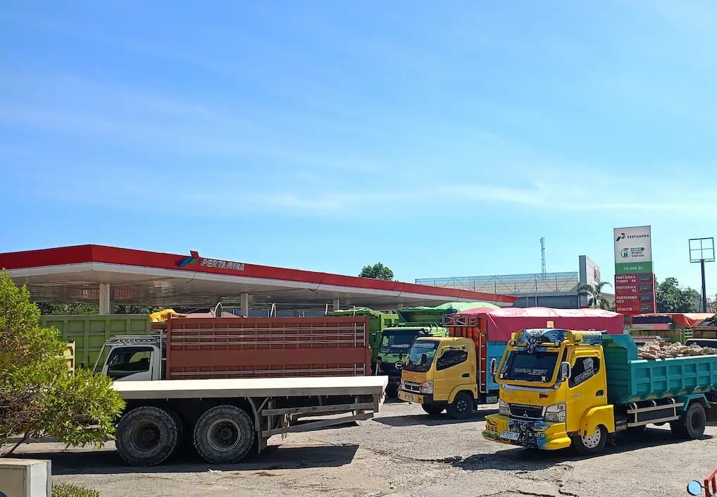 Antrean Solar Subsidi Dan Atrian penggunaan jalan,Menjadi tanda tanya Besar Ada apa dengan BBM?
