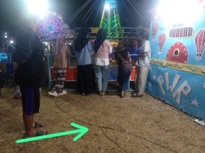 Jangan Tunggu Korban Berjatuhan! Kabel Listrik Berserakan di Tanah, Pasar Malam Dusun Taipa Diduga Abaikan Keselamatan Pengunjung
