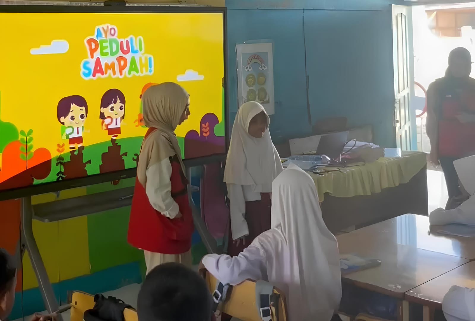 TUMBUHKAN KESADARAN LINGKUNGAN SEJAK USIA DINI, MAHASISWA KKN TEMATIK PERUBAHAN IKLIM UNIVERSITAS HASANUDDIN GELAR EDUKASI PEMILAHAN SAMPAH DI DUA SEKOLAH DASAR DESA PAJUKUKANG