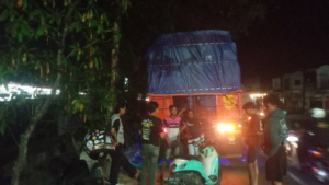 Satlantas Polres Maros Segera Bertindak!.Antrean Panjang Truk Mengisi BBM tak kunjung usai hingga Menyebabkan kemacetan hingga Kecelakaan