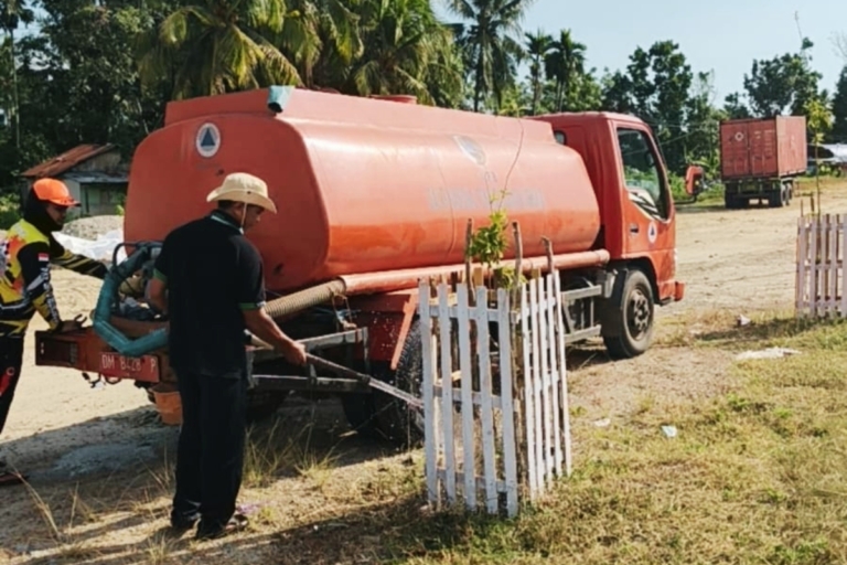 Hadapi Musim Kemarau, DLHK dan BPBD Gorontalo Rutin Siram Tanaman di GORR