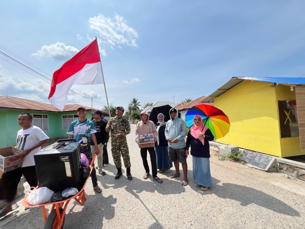 FOTO : Pemdes Buti, BPD, Babinsa, Karang Taruna, dan Warga setempat saat melakukan aksi penggalangan dana/Doc. Karang Taruna Desa Buti.