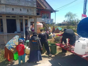 Al-Huffazh Peduli Gerak Cepat, Warga Dusun Taipa Terbantu di Tengah Krisis Air Bersih