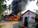 Tiga Rumah Terbakar, Warga Desa Buti Gotong Royong Galang Dana untuk Bantu Korban