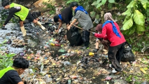 FOTO: Aksi HIMAGI UNG Bersihkan Lingkungan di Bone Bolango