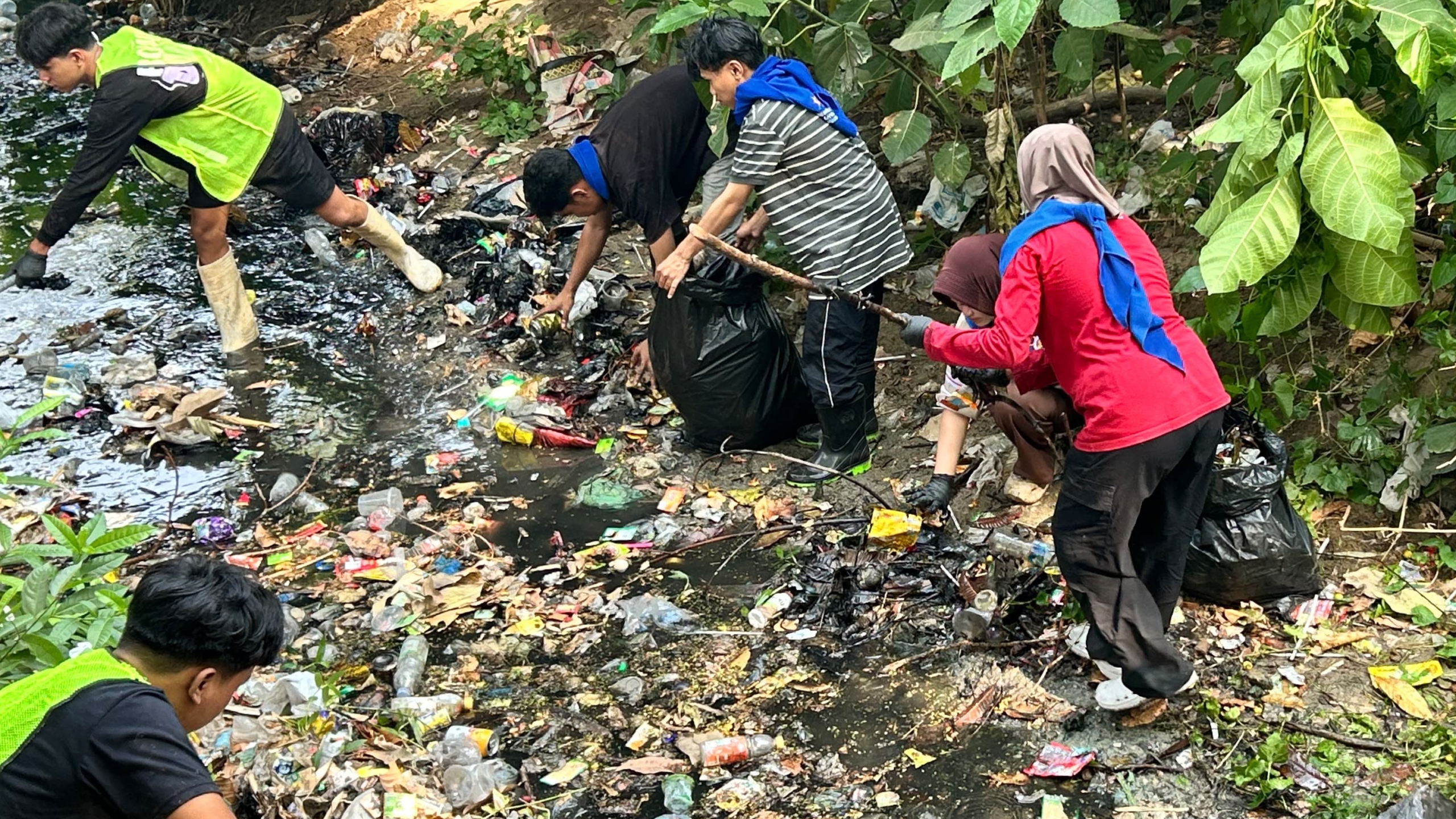 FOTO: Aksi HIMAGI UNG Bersihkan Lingkungan di Bone Bolango