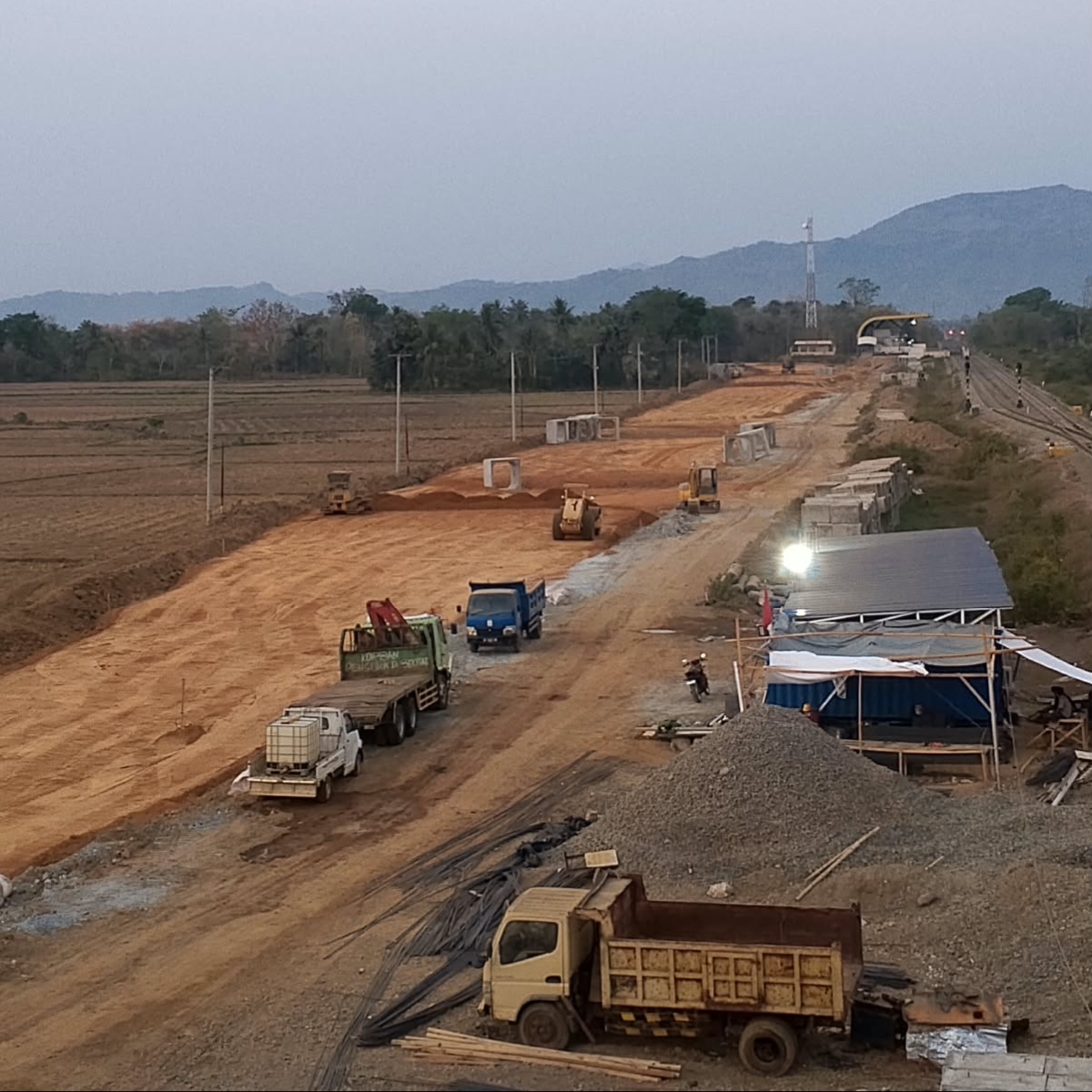 Proyek jalan stasiun KA Pangkep Diduga menggunakan material timbunan ilegal,Penambang menyebut Ayah Bupati Pangkep
