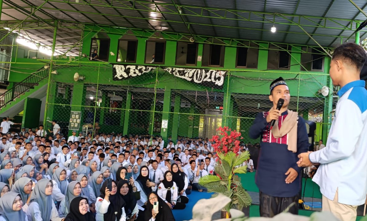 Ustadz Nur Maulana Jelaskan Tiga Kategori Amal di MAN 1 Makassar